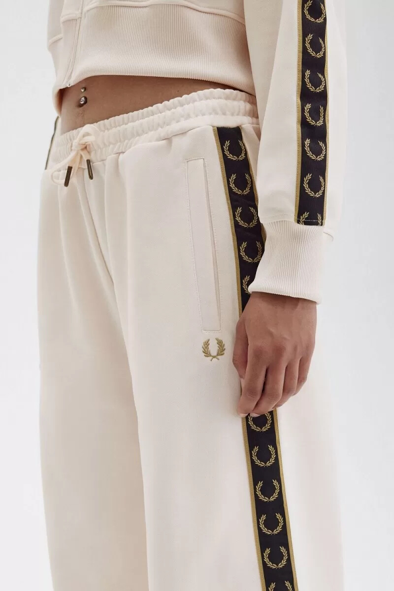 pantalones deportivos fred perry taped track para mujer silky peach