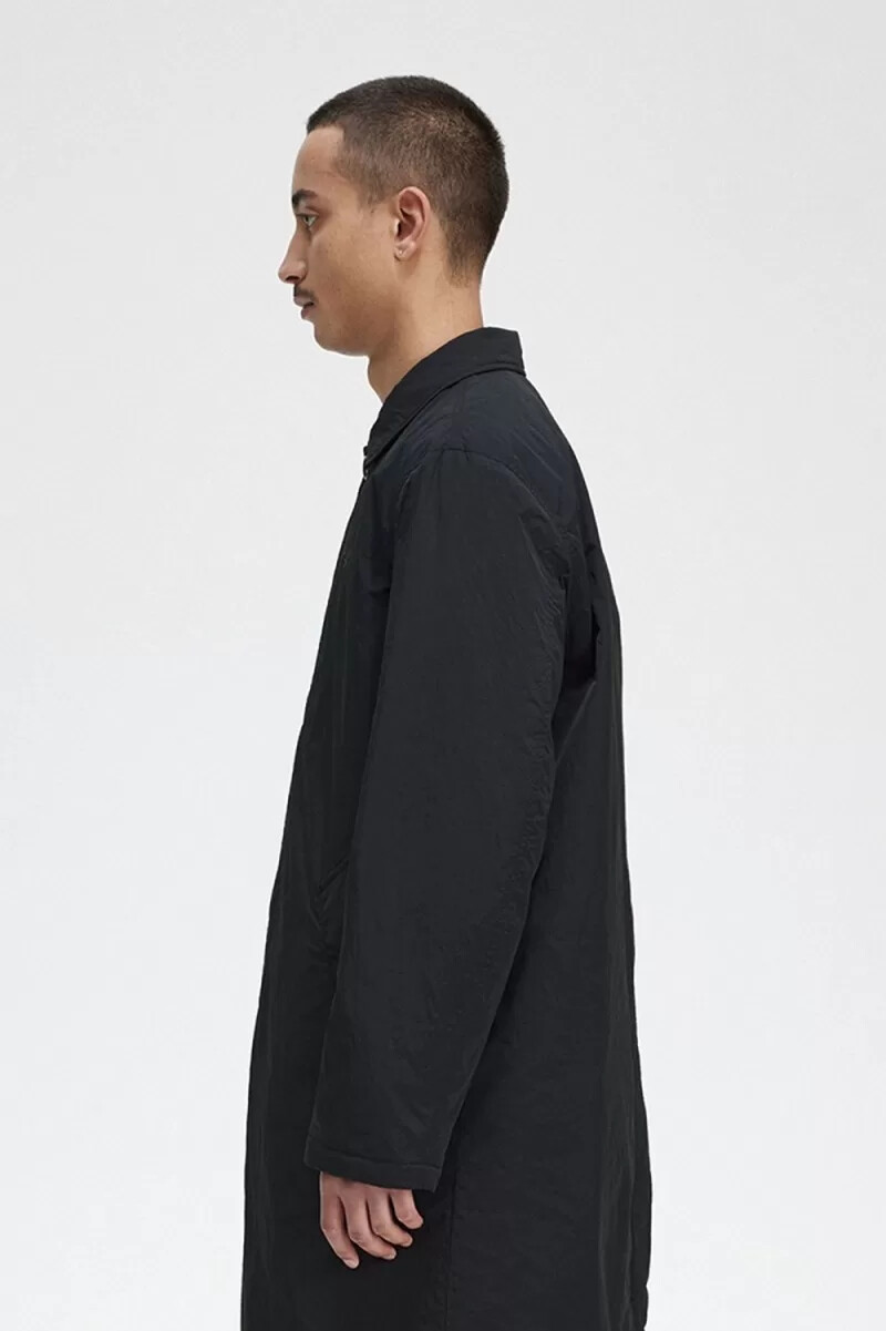 parka negra con botones para hombre de fred perry