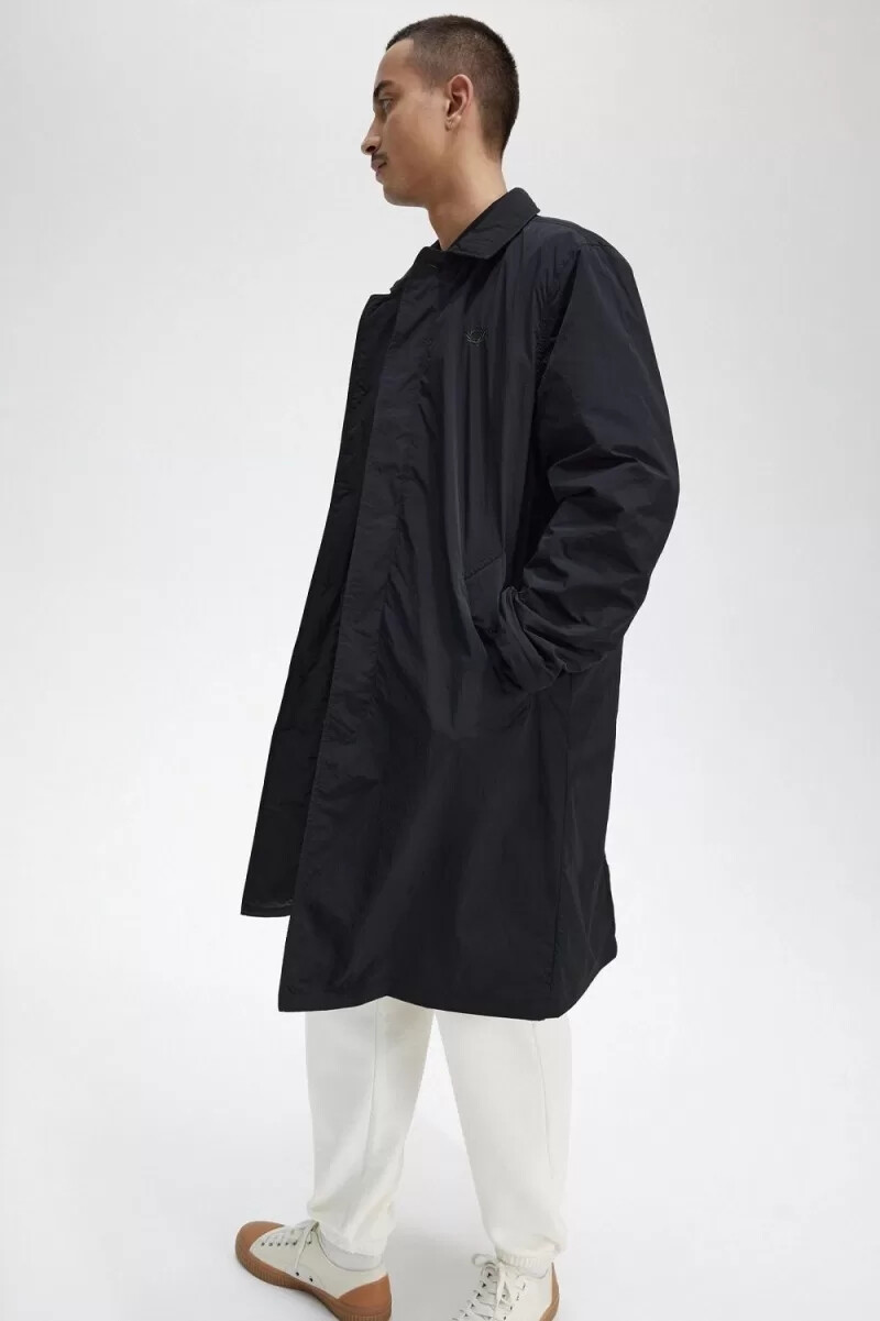 parka negra con botones para hombre de fred perry