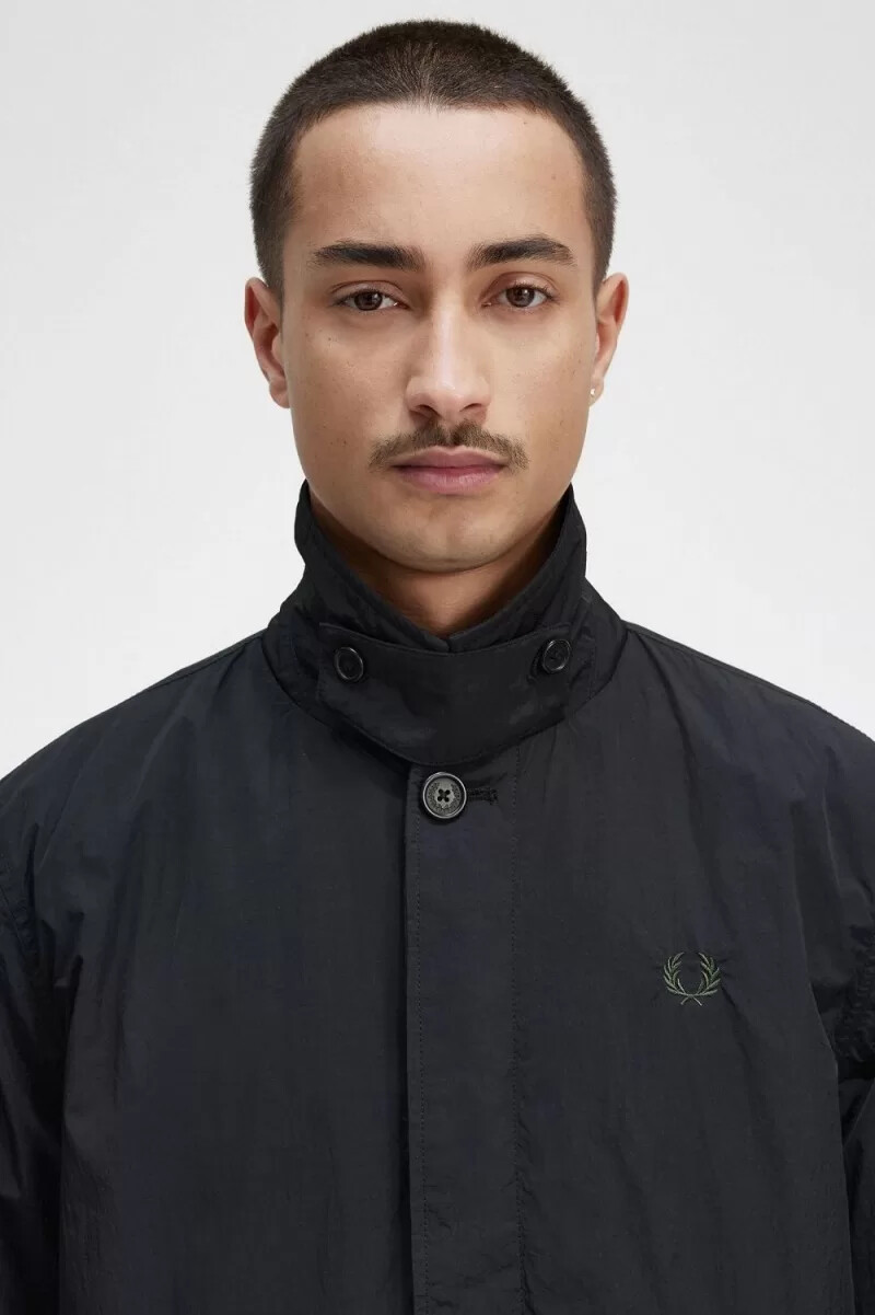 parka negra con botones para hombre de fred perry