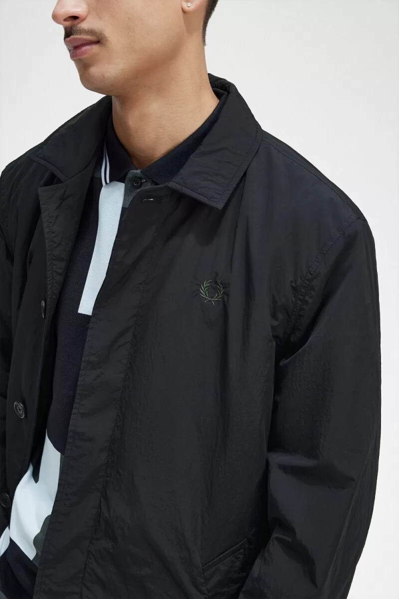 parka negra con botones para hombre de fred perry