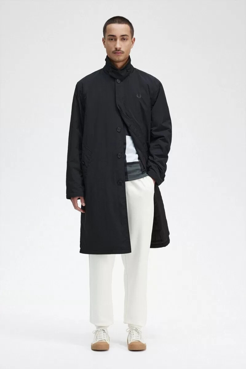 parka negra con botones para hombre de fred perry