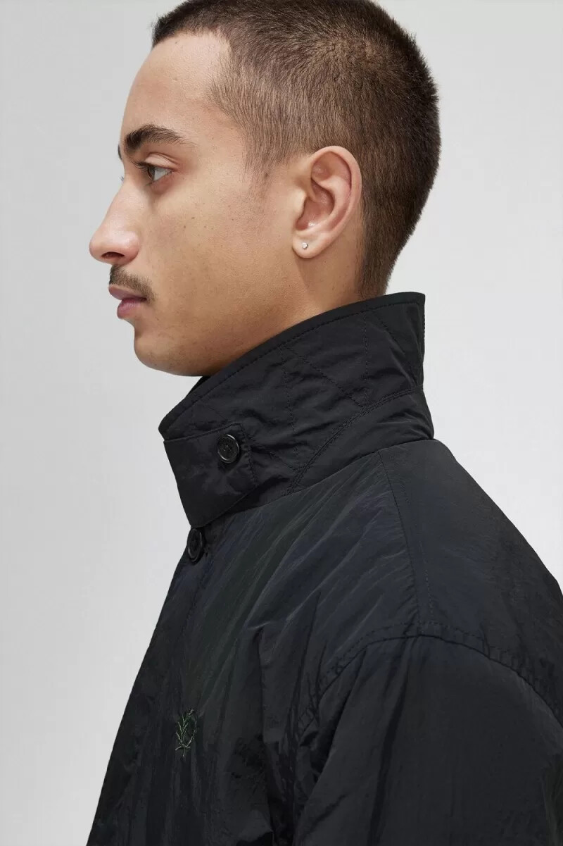 parka negra con botones para hombre de fred perry