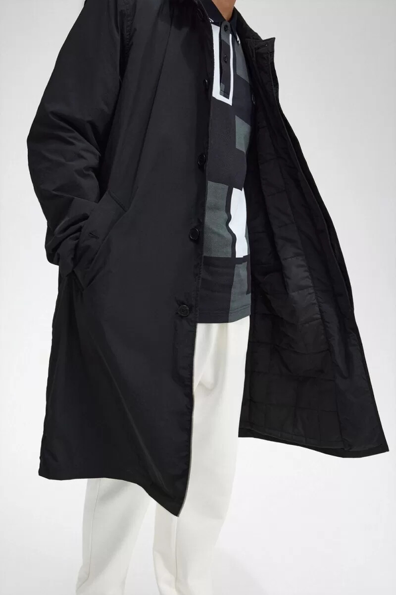 parka negra con botones para hombre de fred perry