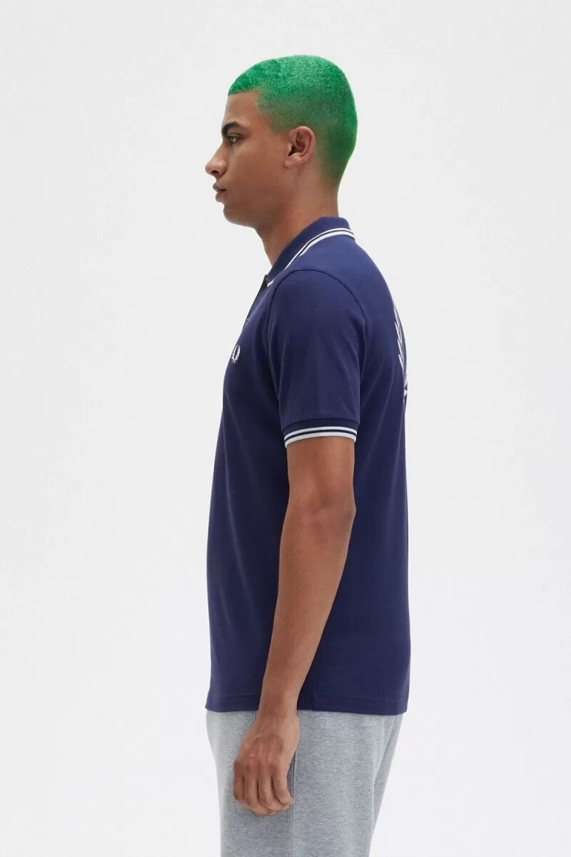 polo fred perry con gráfico en la espalda para hombre azul marino francés