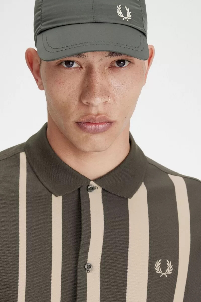 polo de manga larga con rayas degradadas de fred perry para hombre verde campo