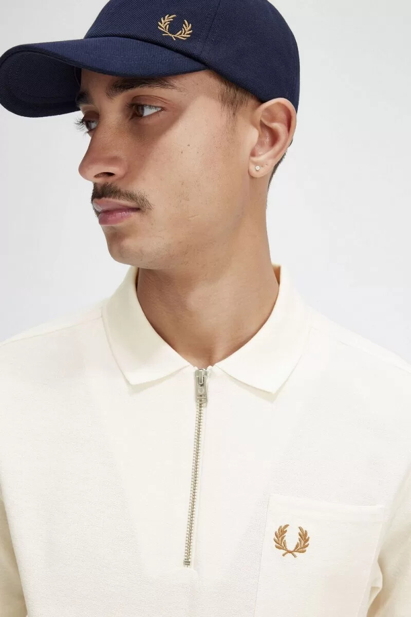 polo fred perry con cuello con cremallera y textura para hombre en beige
