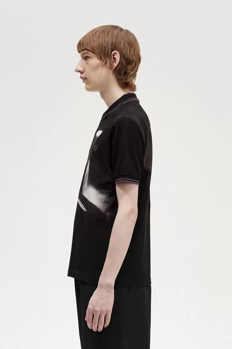 polo fred perry rave graphic para hombre color negro