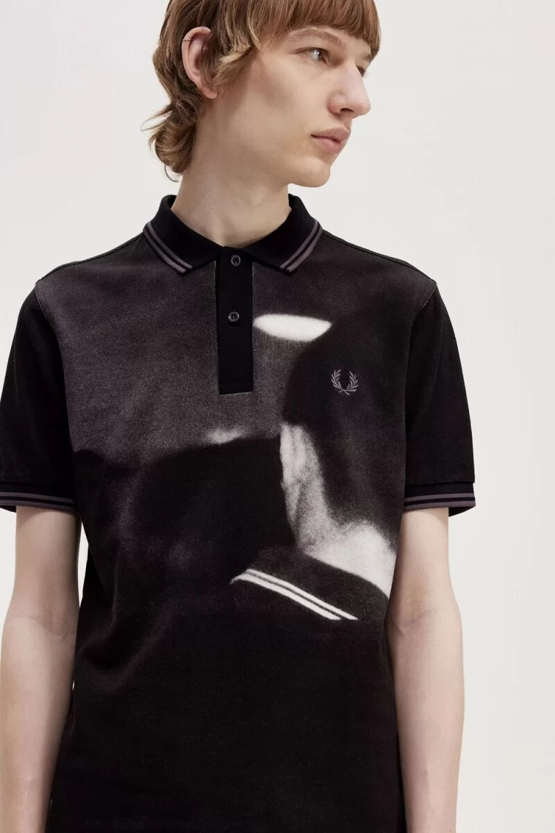 polo fred perry rave graphic para hombre color negro