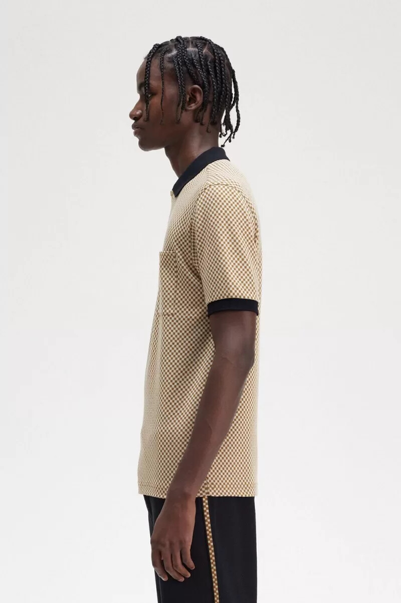 polo fred perry micro chequerboard para hombre en color avena y café oscuro