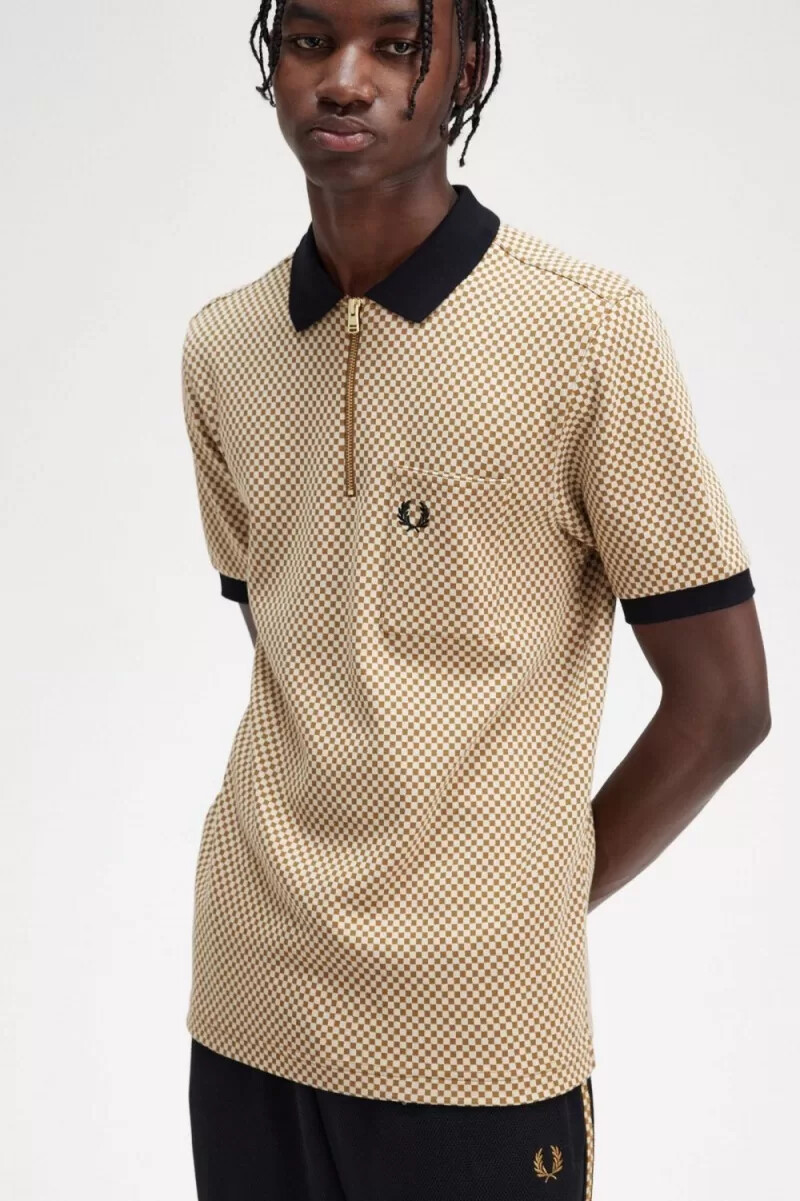 polo fred perry micro chequerboard para hombre en color avena y café oscuro