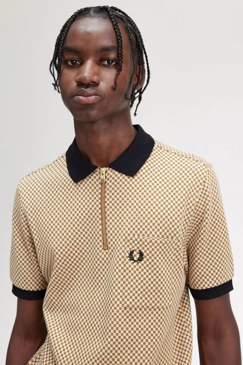 polo fred perry micro chequerboard para hombre en color avena y café oscuro