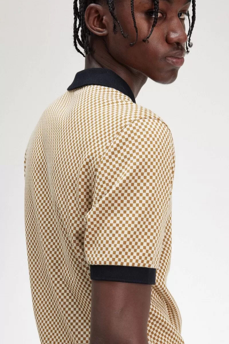 polo fred perry micro chequerboard para hombre en color avena y café oscuro
