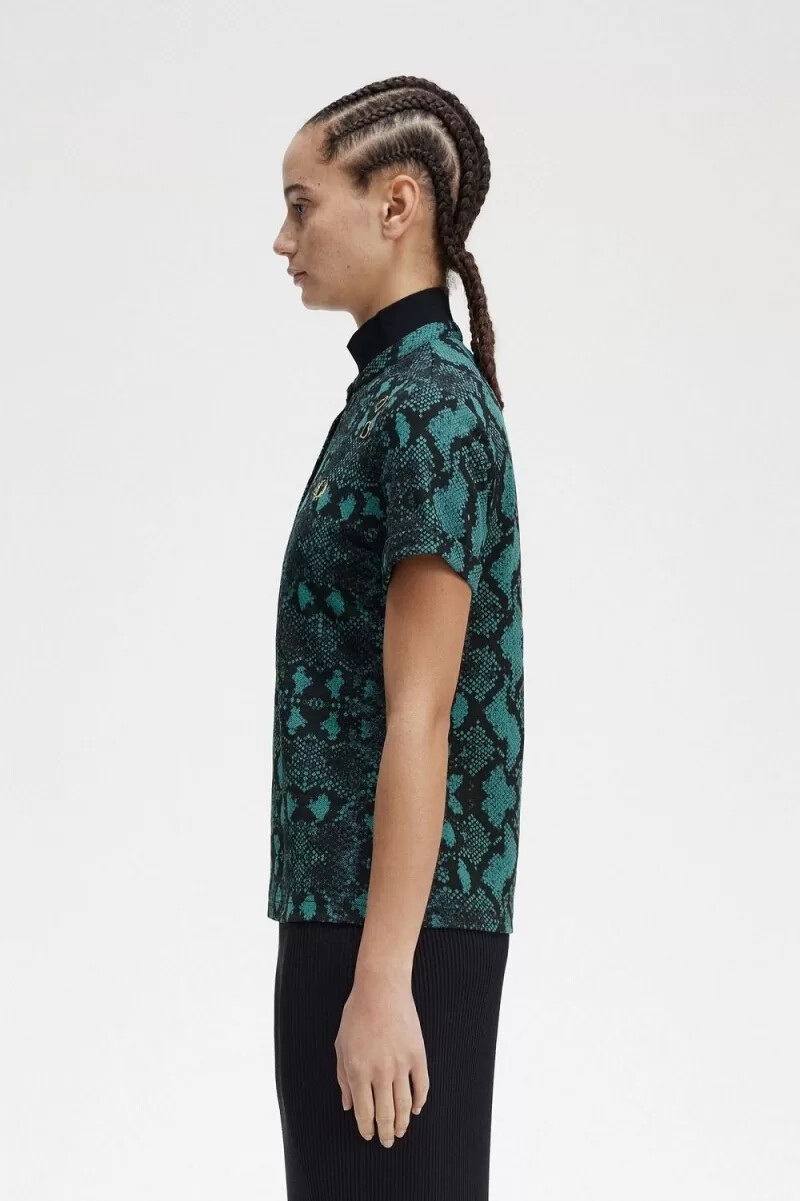 polo fred perry con estampado de serpiente para mujer en color menta intenso
