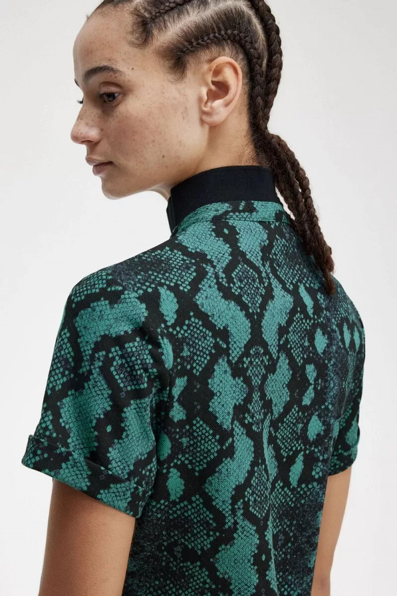 polo fred perry con estampado de serpiente para mujer en color menta intenso