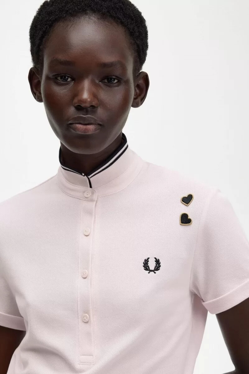 polo fred perry de piqué con ribete para mujer color rosa lechoso
