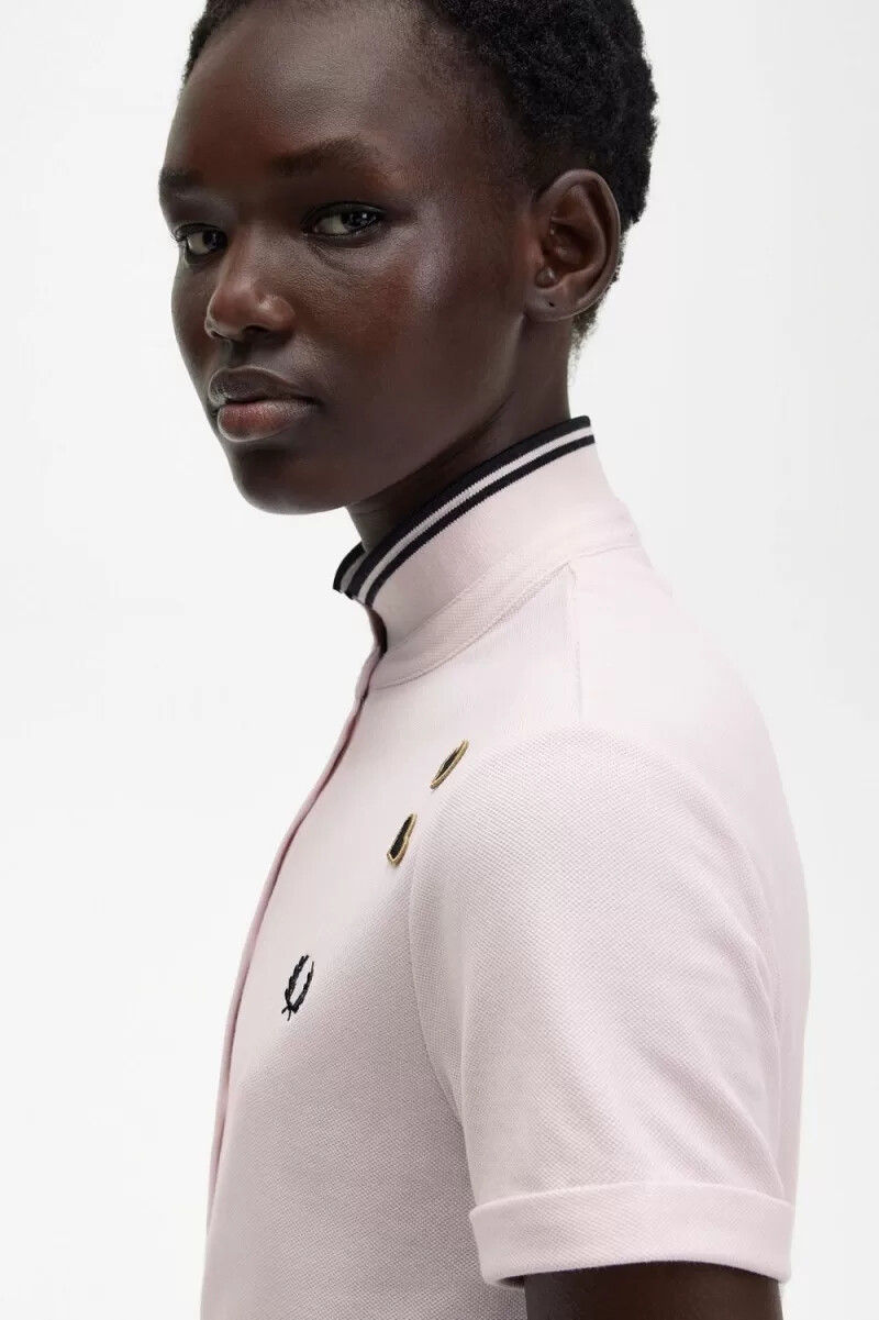 polo fred perry de piqué con ribete para mujer color rosa lechoso