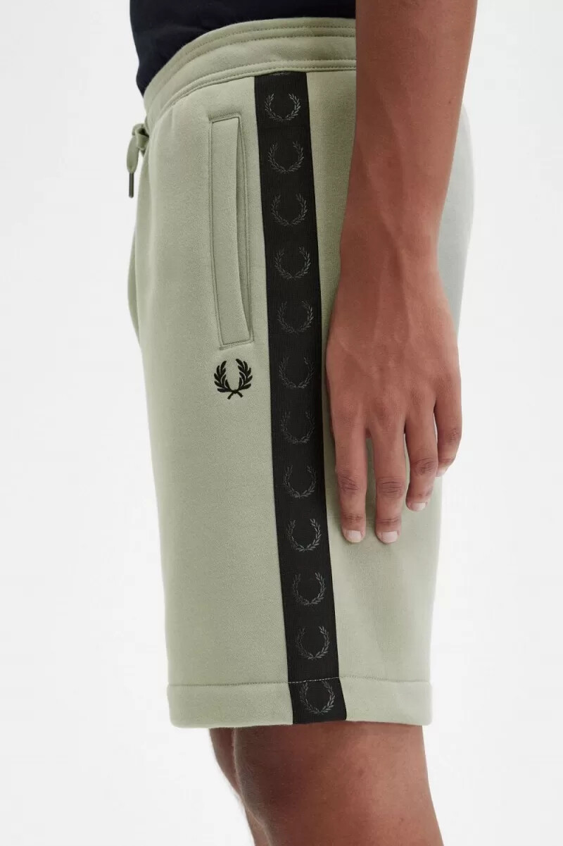 pantalones cortos fred perry con cinta en relieve para hombre color menta