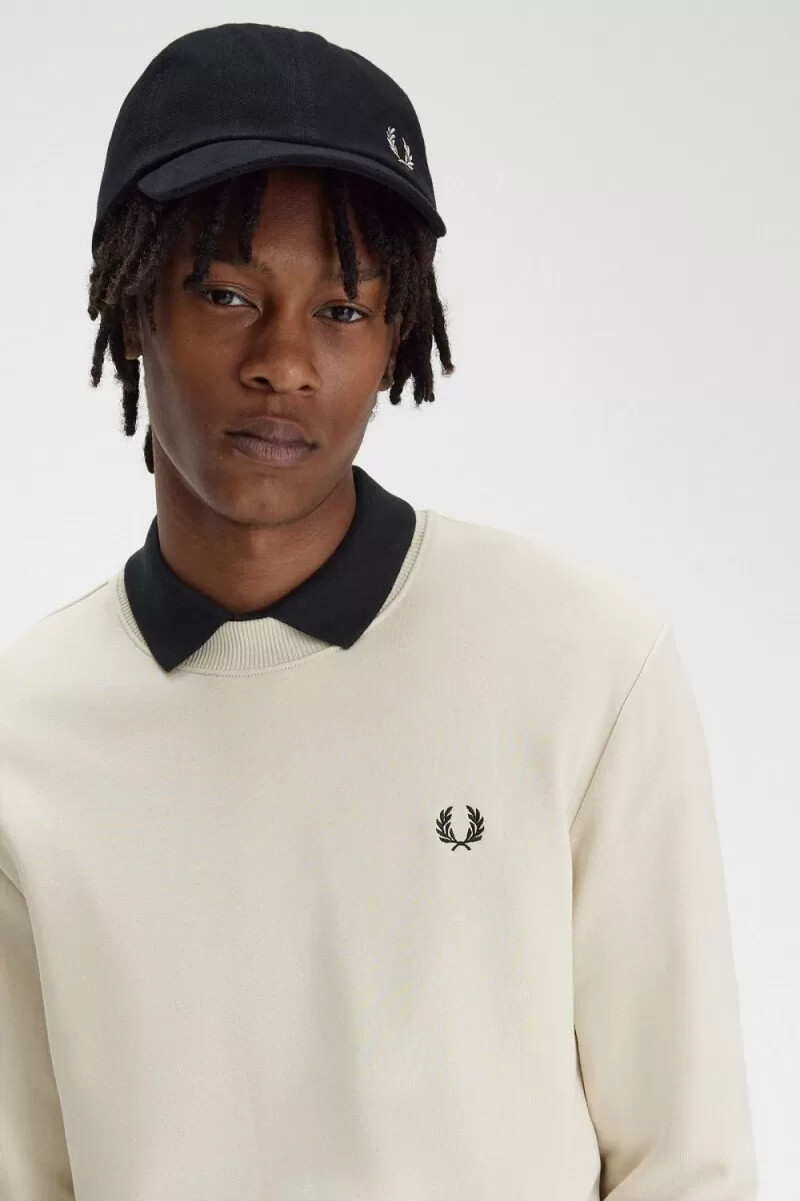 sudadera fred perry con cuello redondo para hombre en color avena y negro