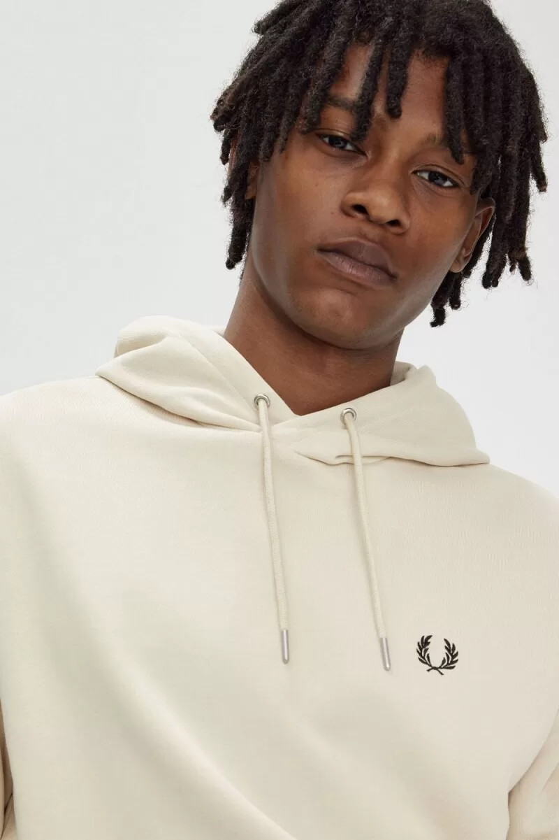 sudadera con capucha y ribete de fred perry para hombre color avena y negro
