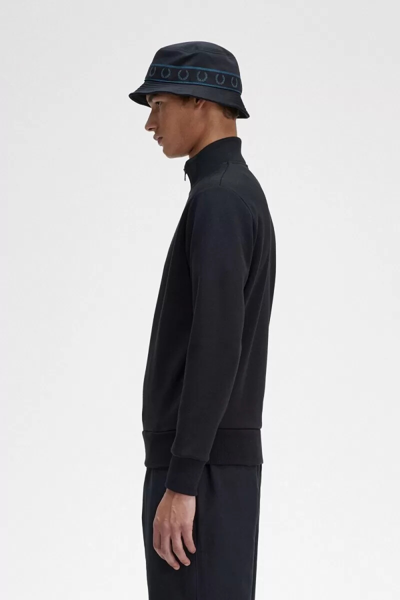 sudadera con media cremallera bordada fred perry para hombre color negro