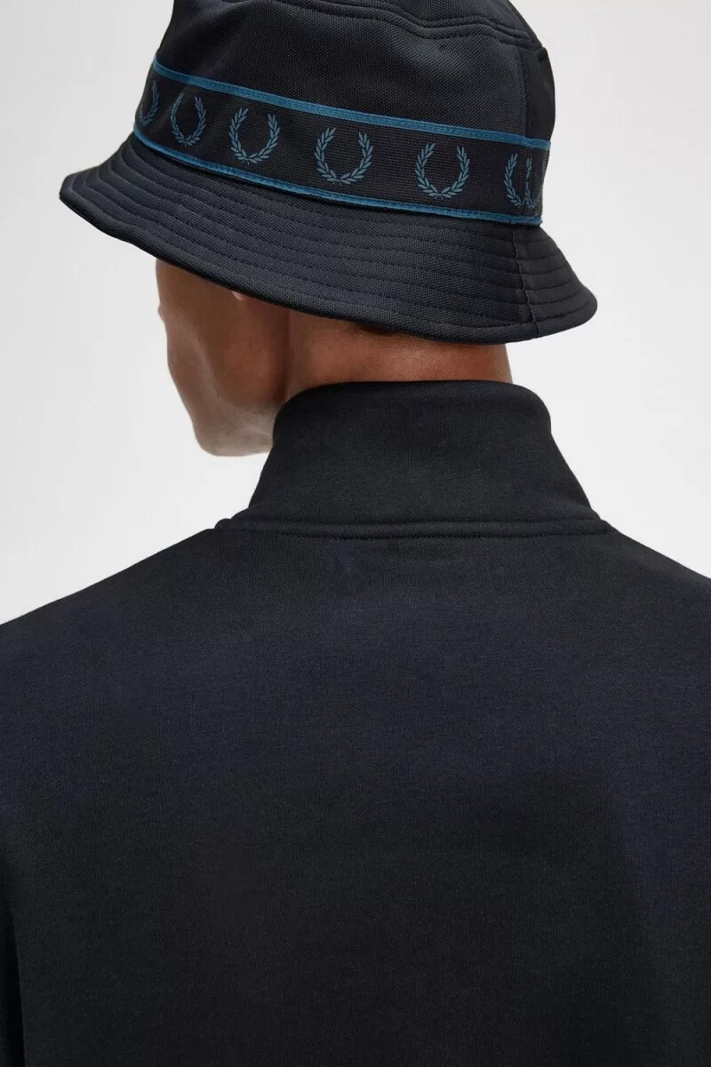 sudadera con media cremallera bordada fred perry para hombre color negro