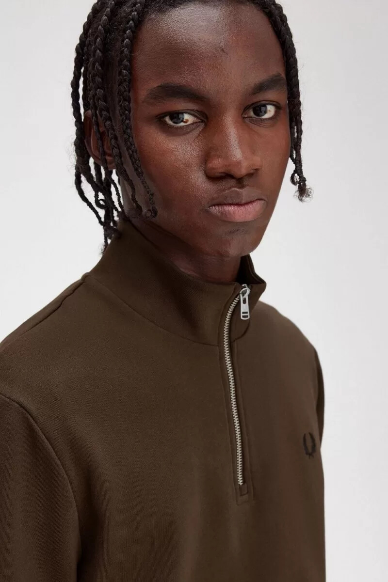 sudadera fred perry con media cremallera para hombre en color tabaco quemado