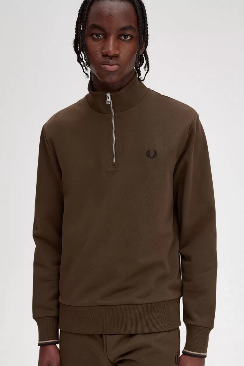 sudadera fred perry con media cremallera para hombre en color tabaco quemado