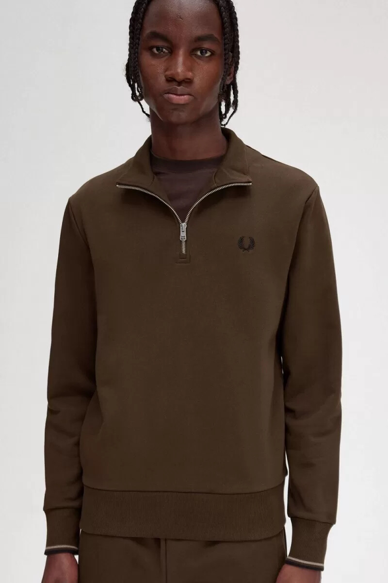 sudadera fred perry con media cremallera para hombre en color tabaco quemado