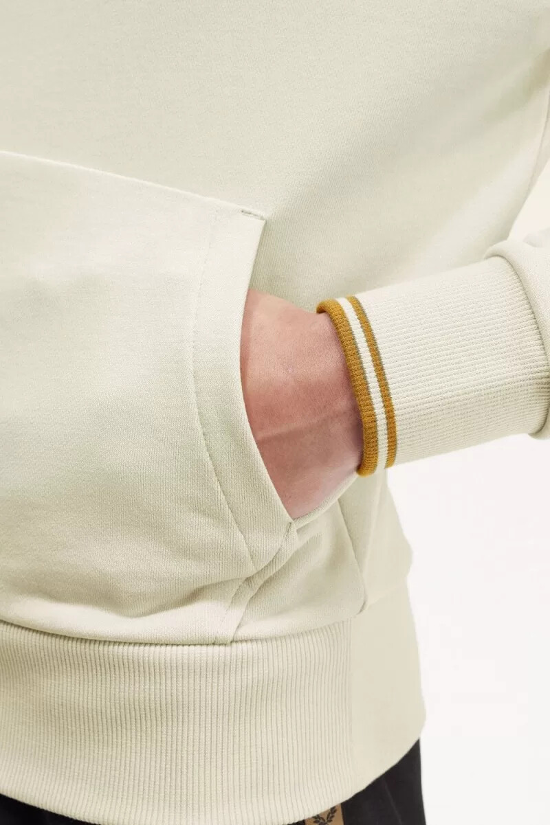sudadera con capucha y ribete de fred perry para hombre en color avena