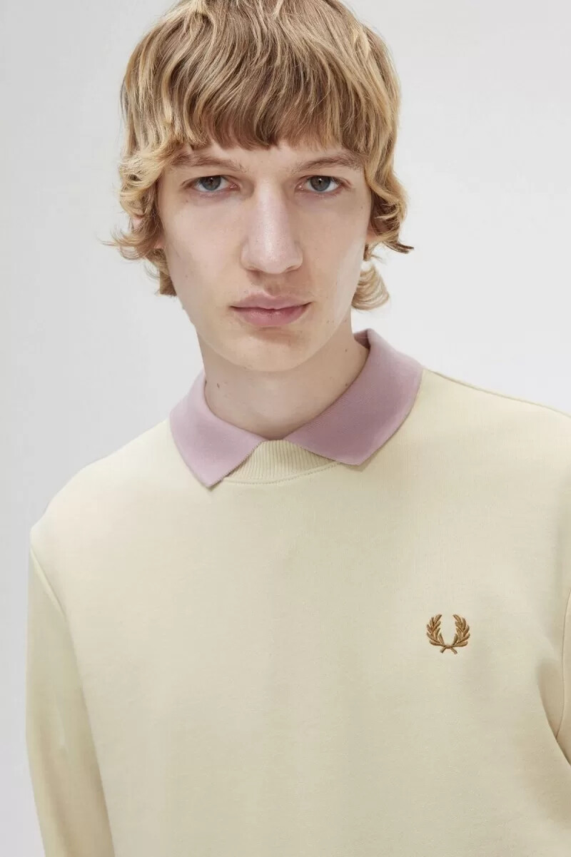 sudadera fred perry con cuello redondo para hombre en color avena