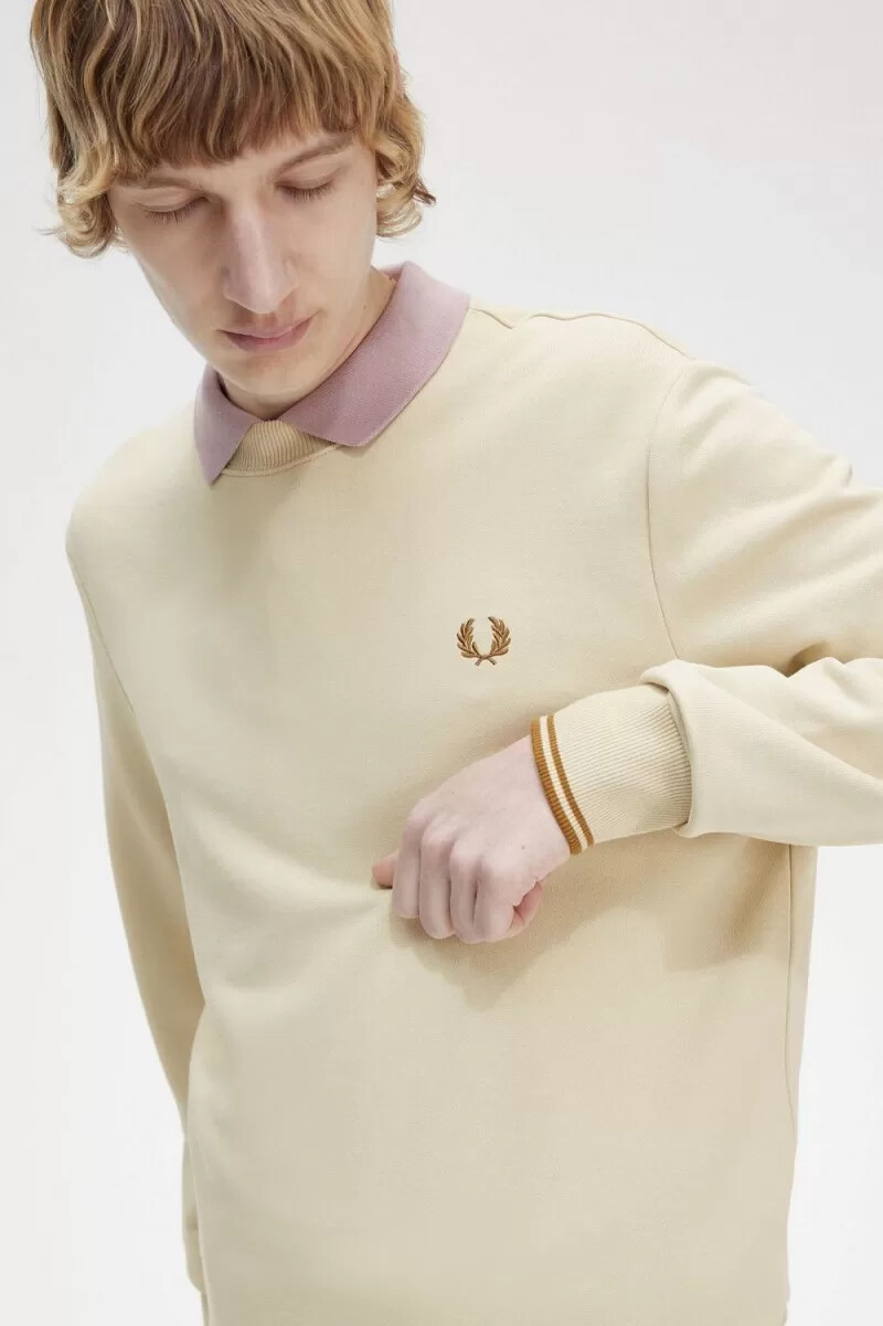 sudadera fred perry con cuello redondo para hombre en color avena