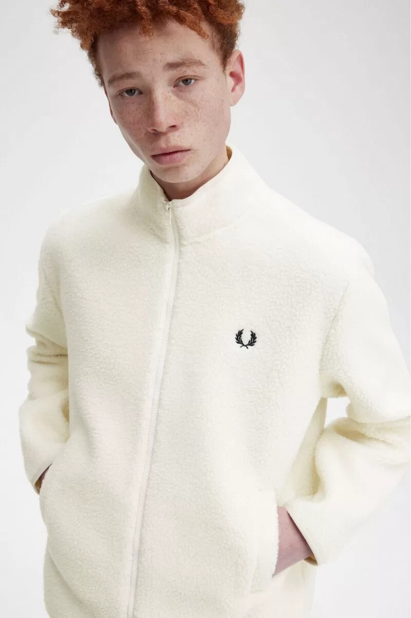 sudadera fred perry con cremallera y forro polar de borrego para hombre en beige