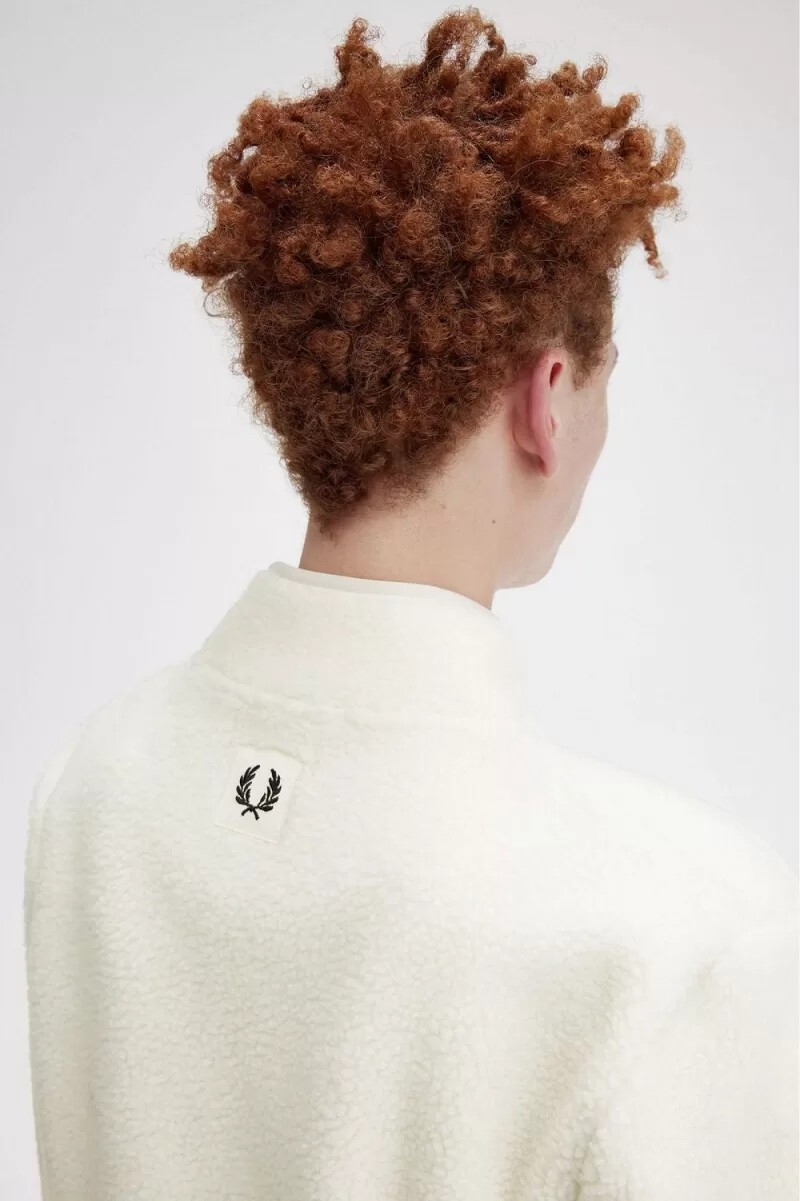 sudadera fred perry con cremallera y forro polar de borrego para hombre en beige
