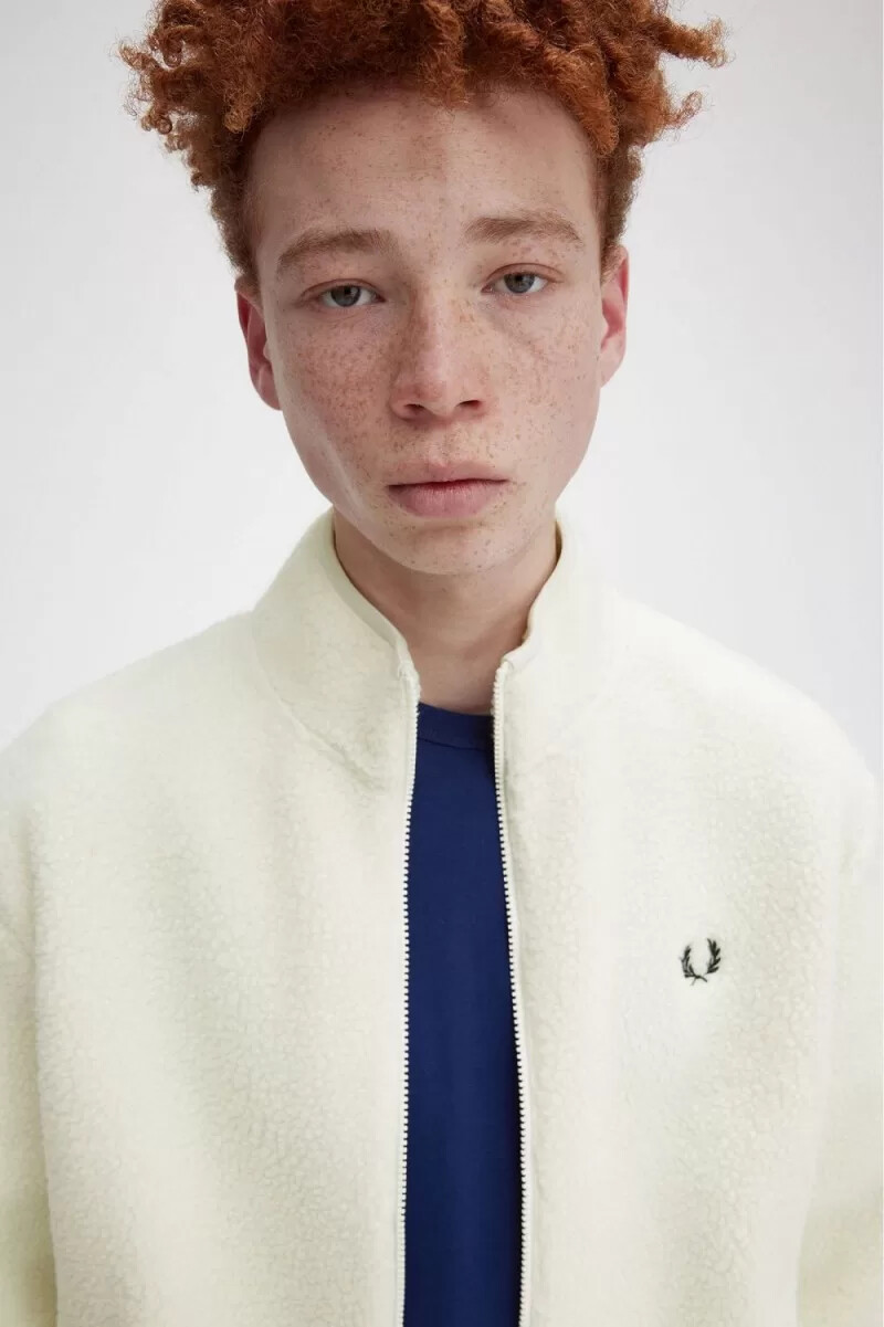 sudadera fred perry con cremallera y forro polar de borrego para hombre en beige