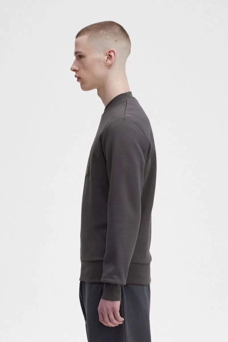 sudadera con gráficos en capas de fred perry para hombre en tono bronce