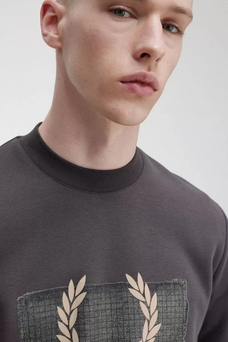 sudadera con gráficos en capas de fred perry para hombre en tono bronce