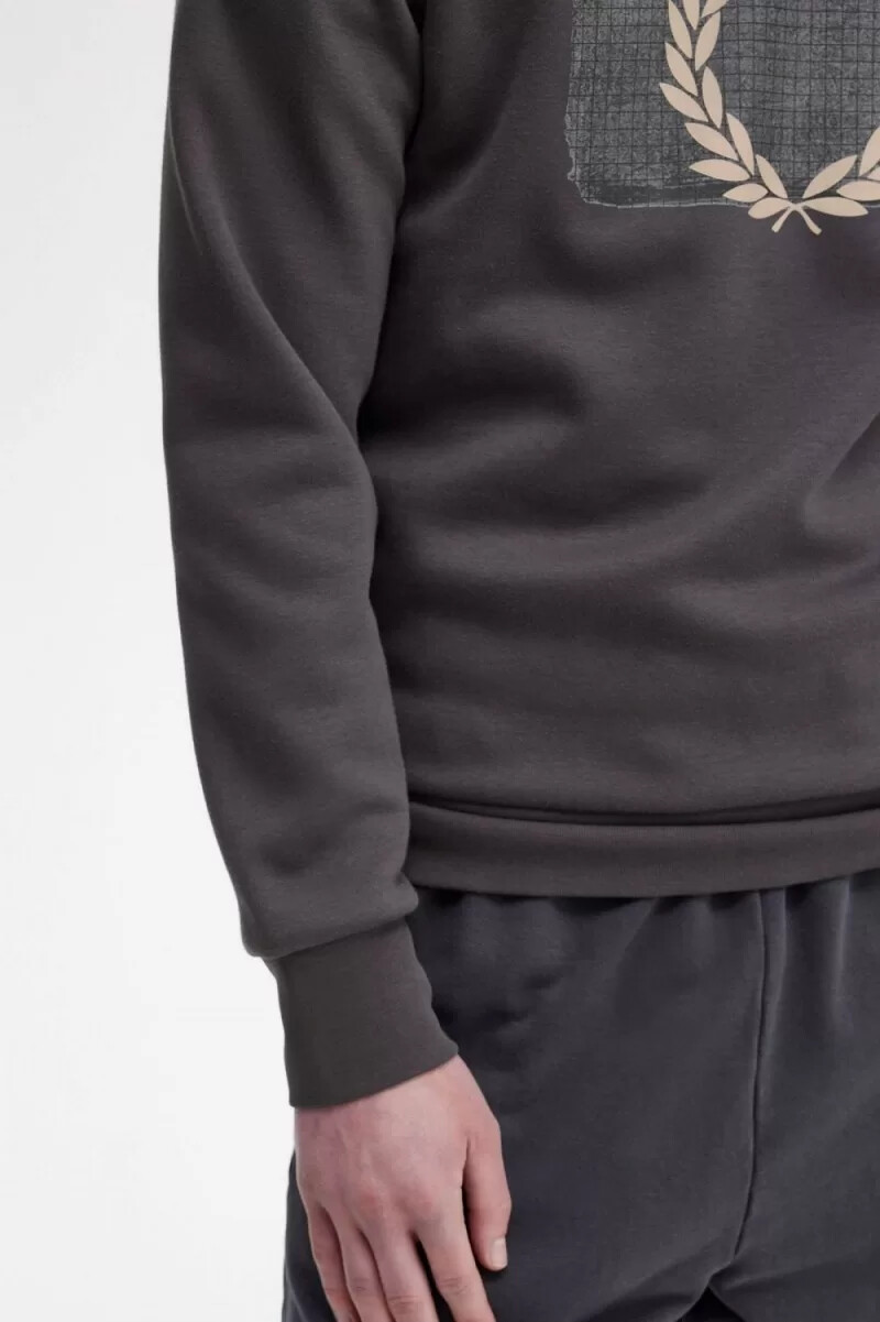 sudadera con gráficos en capas de fred perry para hombre en tono bronce