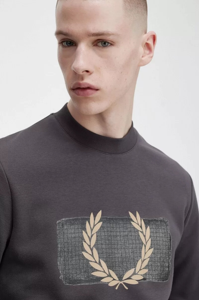 sudadera con gráficos en capas de fred perry para hombre en tono bronce