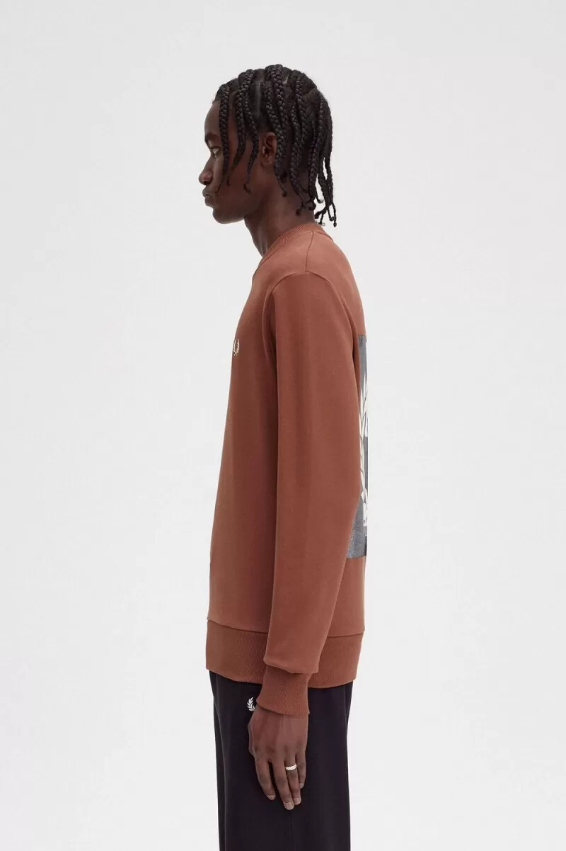 sudadera fred perry rave graphic para hombre en color marrón whisky