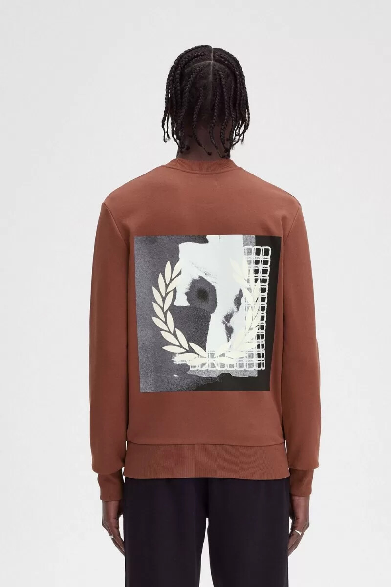 sudadera fred perry rave graphic para hombre en color marrón whisky