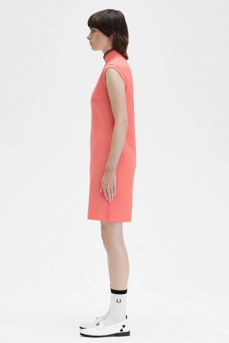 vestido de piqué con ribete estampado de fred perry para mujer en coral intenso