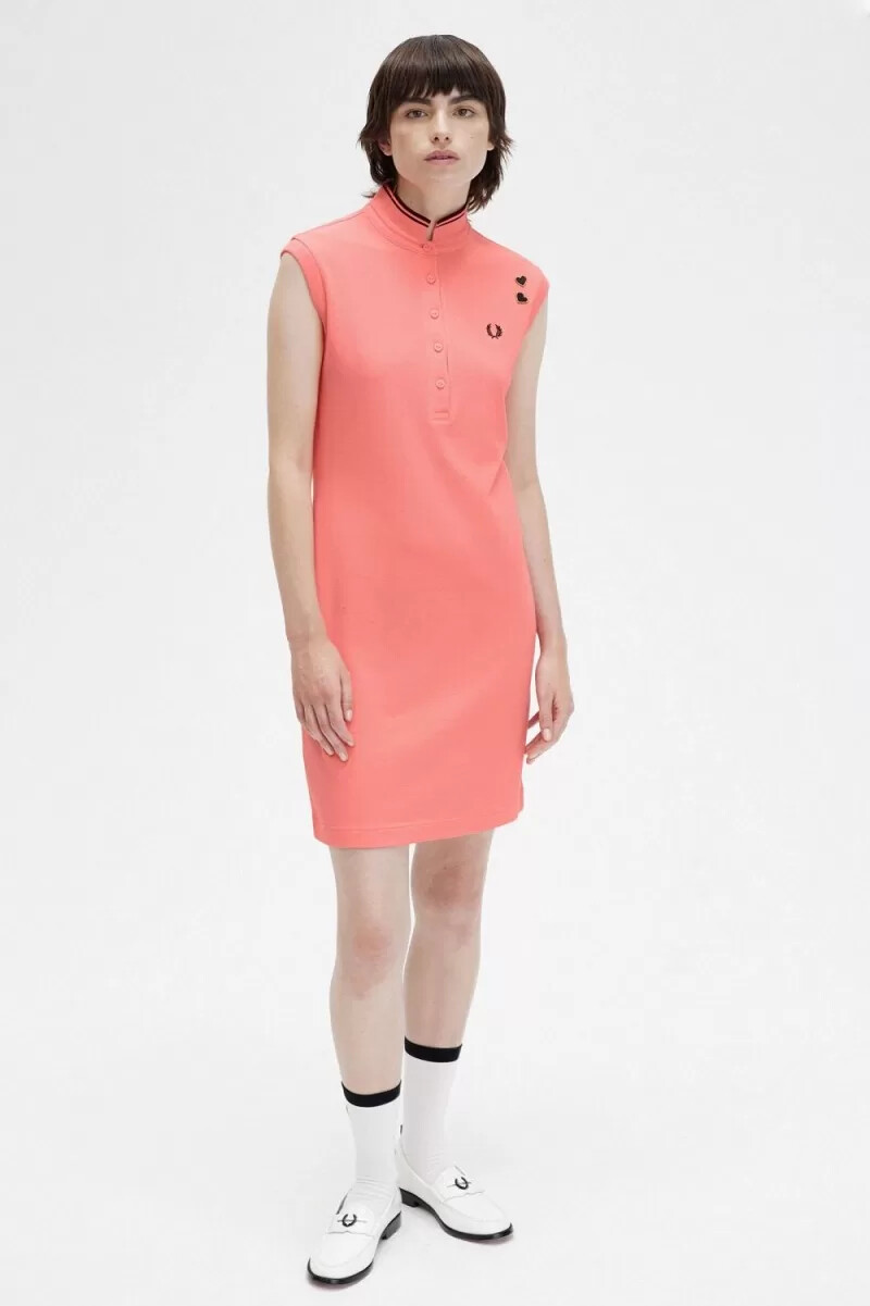 vestido de piqué con ribete estampado de fred perry para mujer en coral intenso