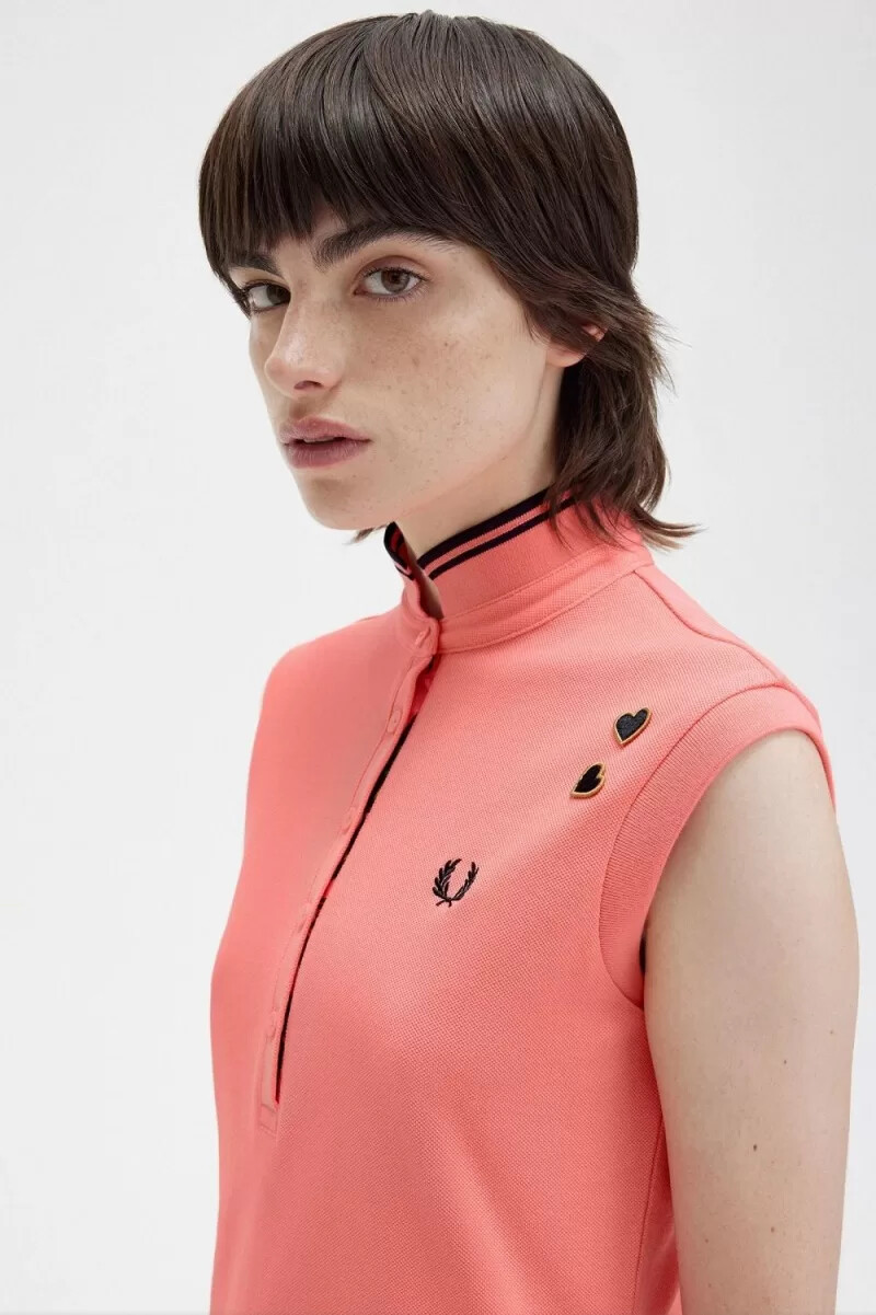 vestido de piqué con ribete estampado de fred perry para mujer en coral intenso