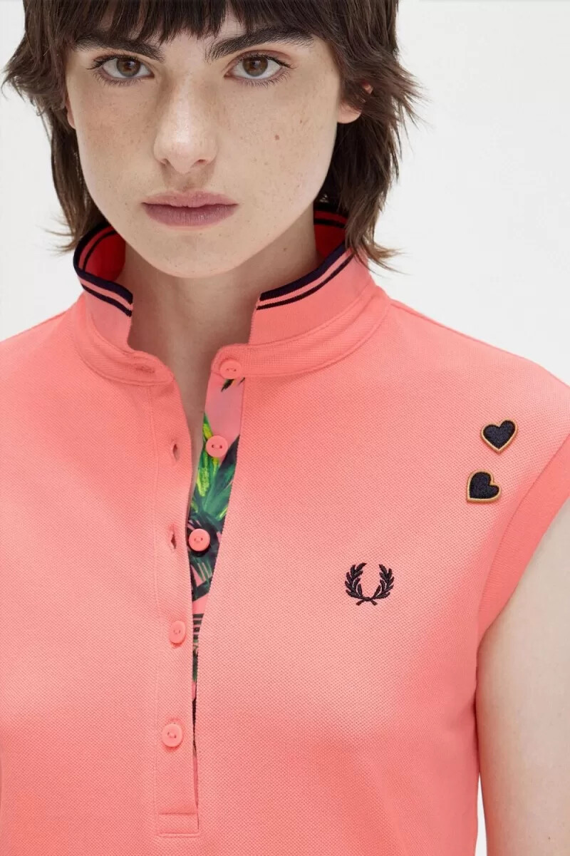 vestido de piqué con ribete estampado de fred perry para mujer en coral intenso
