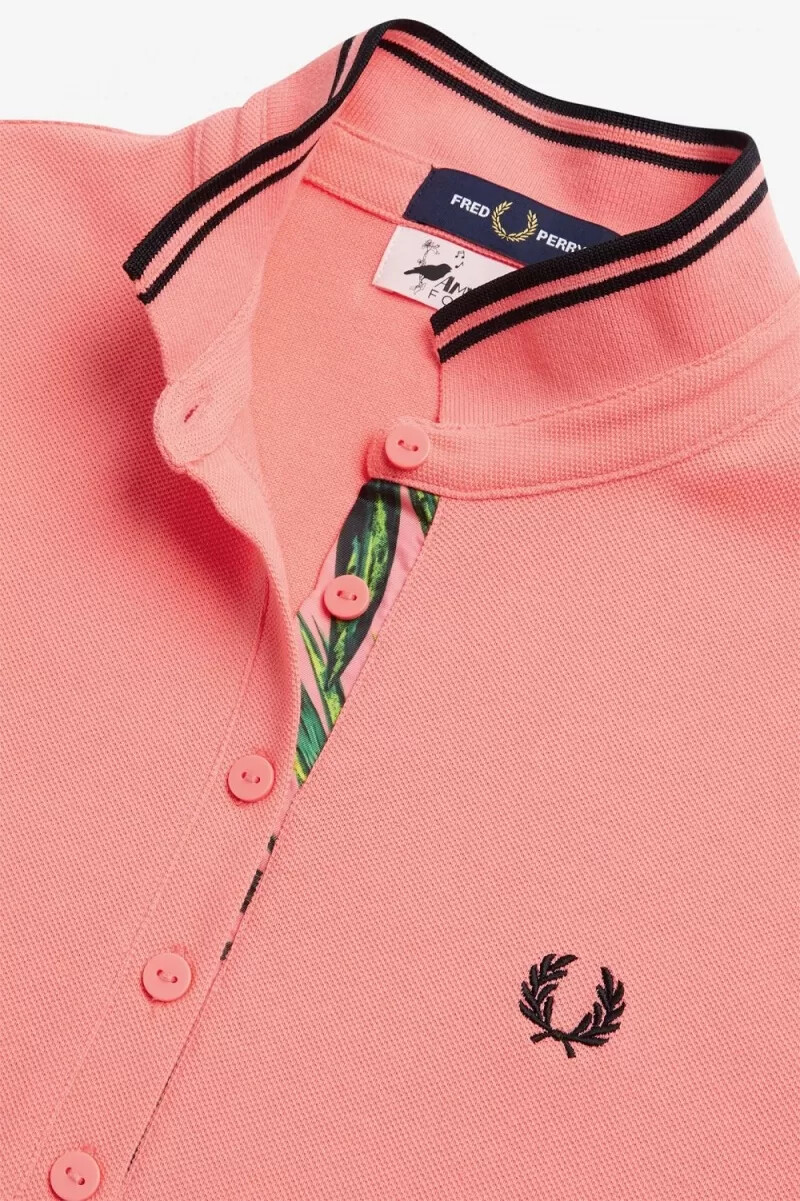 vestido de piqué con ribete estampado de fred perry para mujer en coral intenso