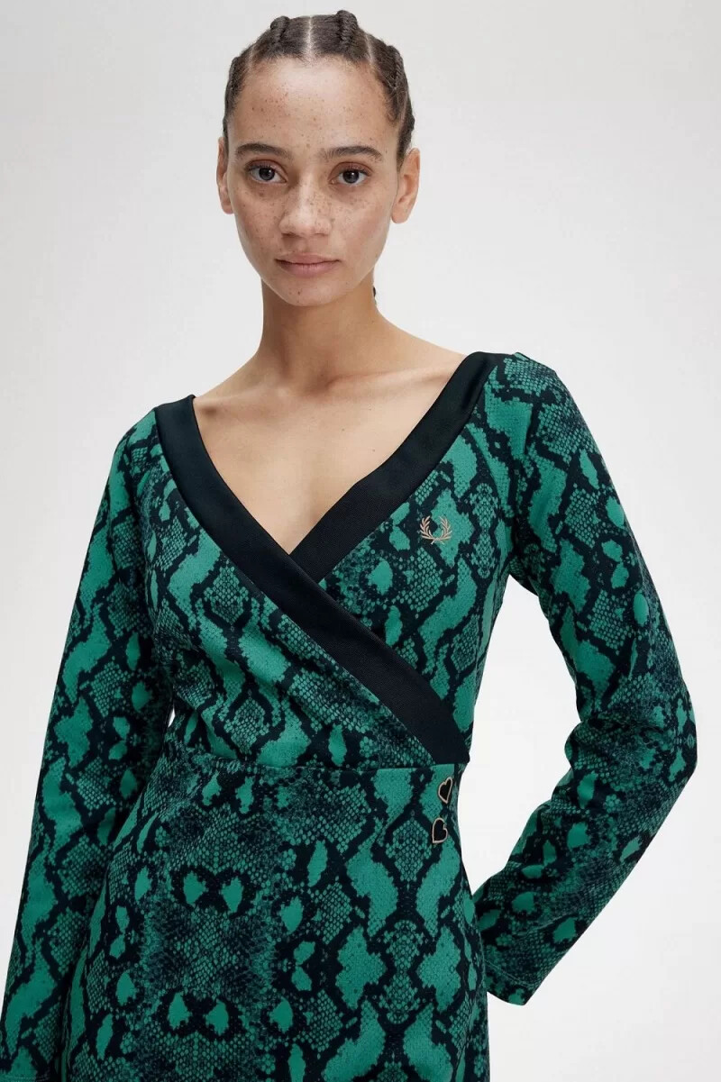 vestido fred perry con estampado de serpiente y hombros descubiertos para mujer en menta intenso