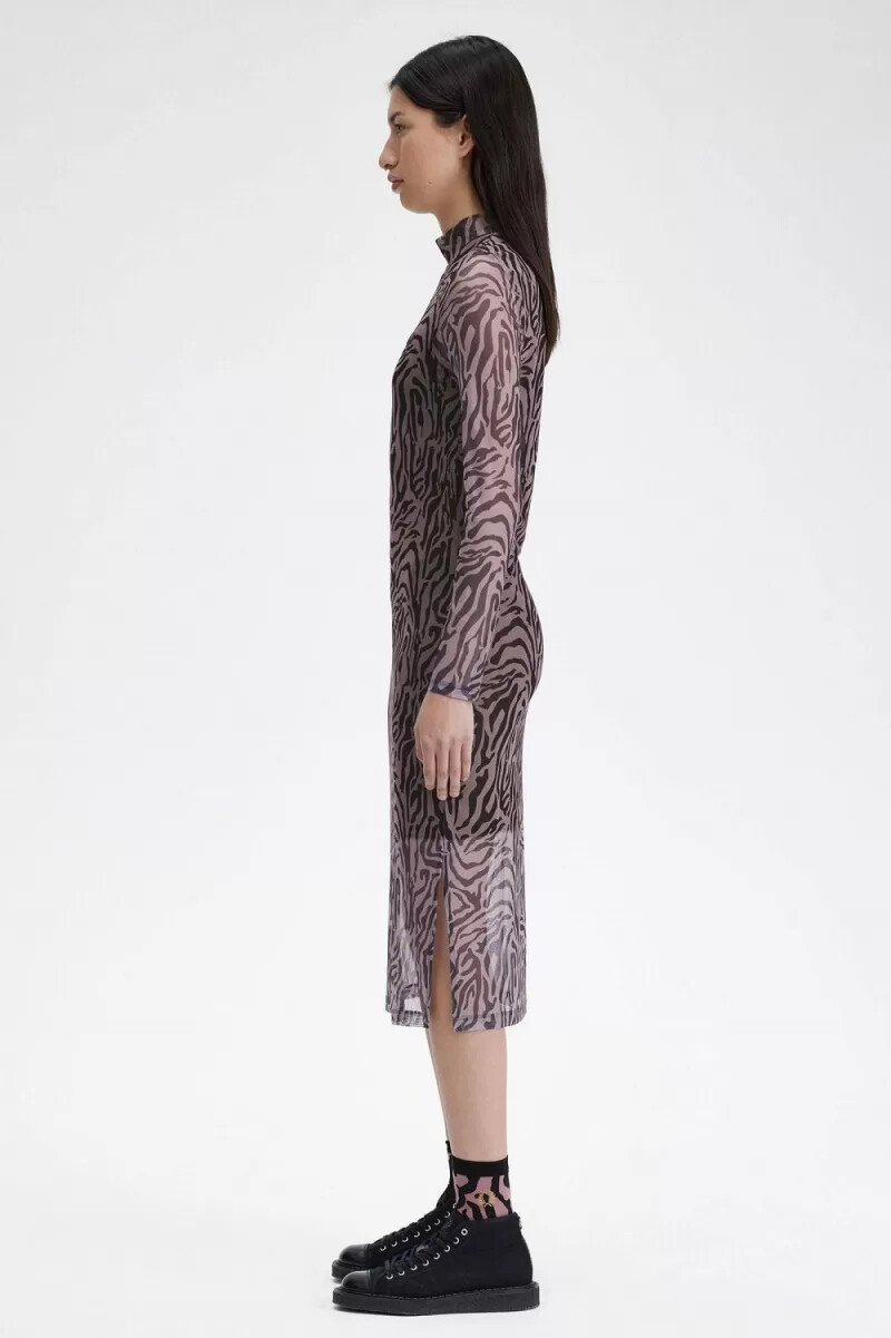 vestido de malla con estampado de cebra de fred perry para mujer en rosa empolvado