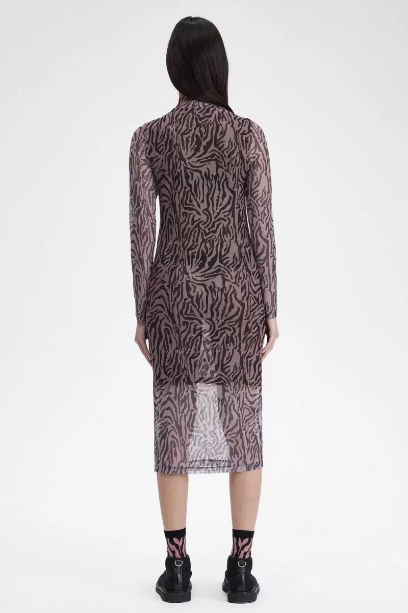 vestido de malla con estampado de cebra de fred perry para mujer en rosa empolvado