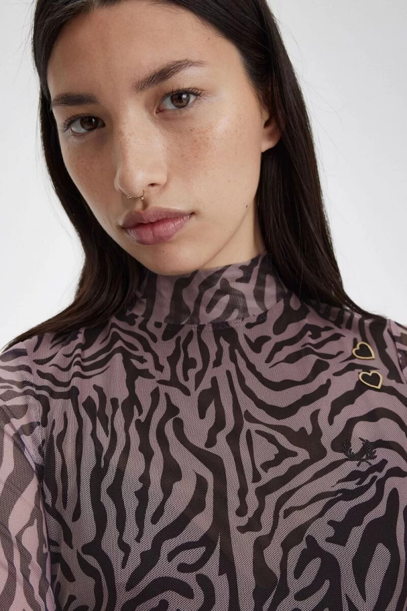 vestido de malla con estampado de cebra de fred perry para mujer en rosa empolvado